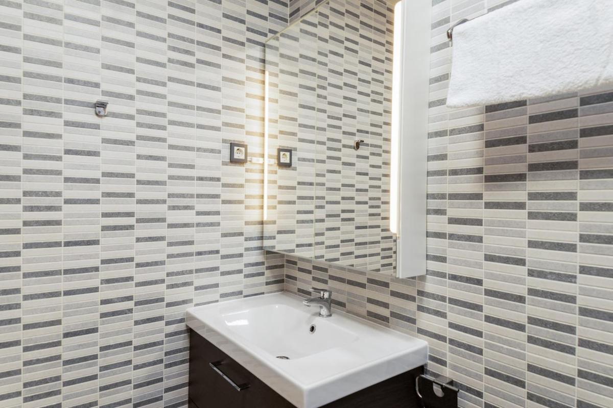 -Malagasunapts- Modern Citycentre Pool&Parking Exterior photo