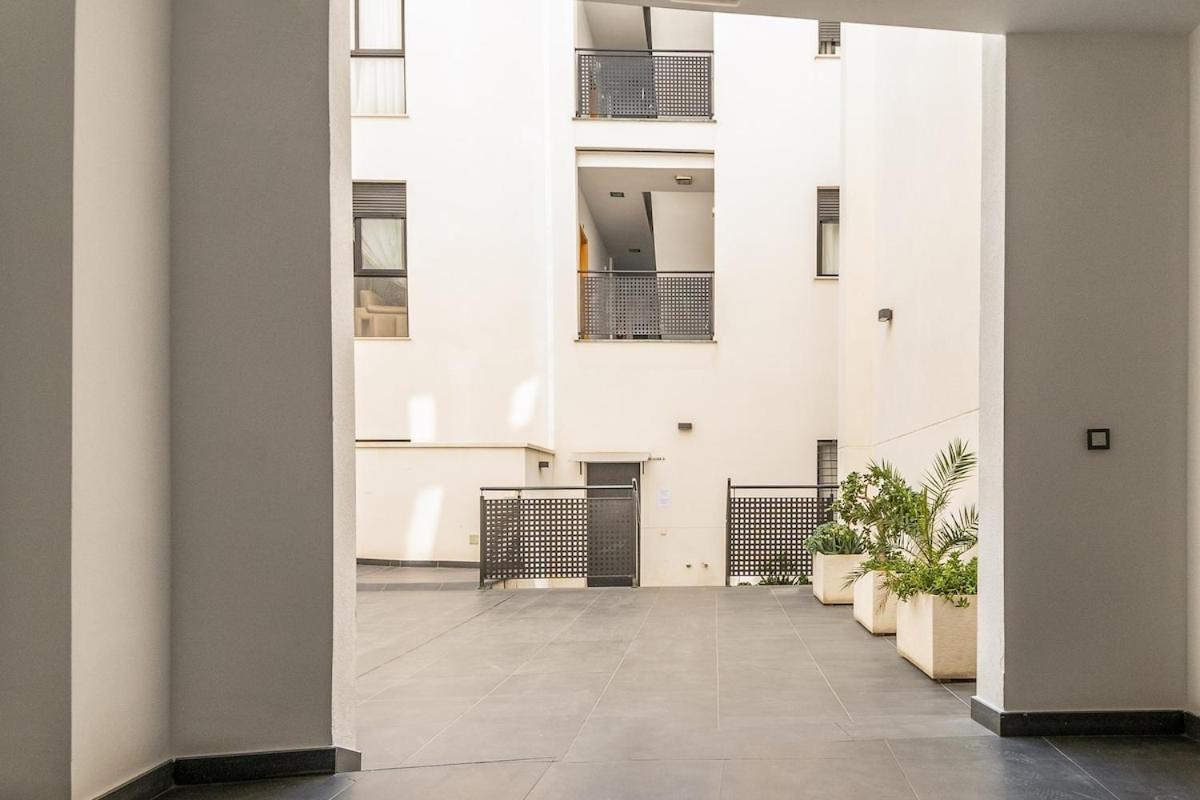 -Malagasunapts- Modern Citycentre Pool&Parking Exterior photo